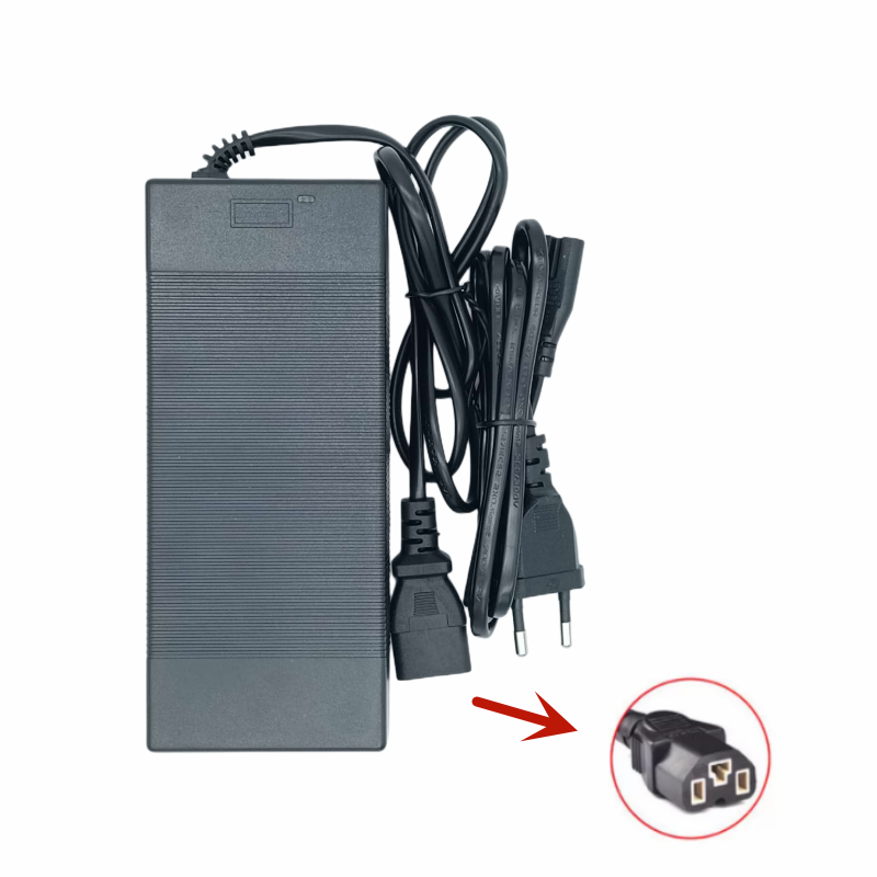 Cargador 67.2V 2A conector  enchufe triangular
