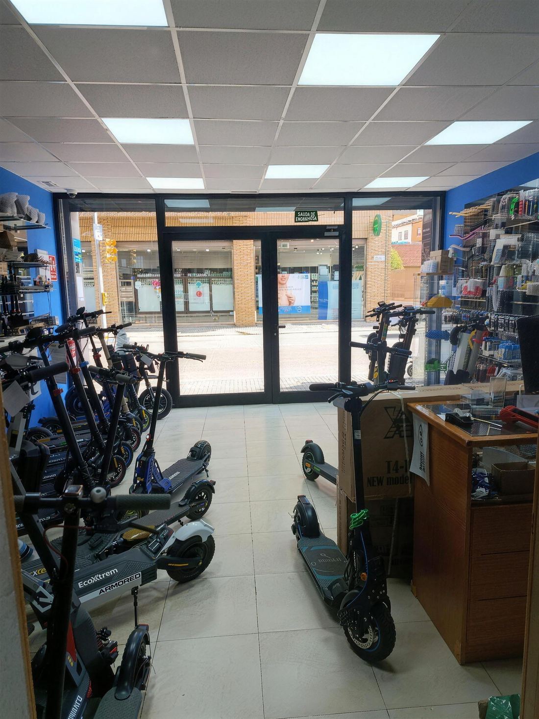 Interior de la tienda y taller Patinetes Pro en Salt, Girona